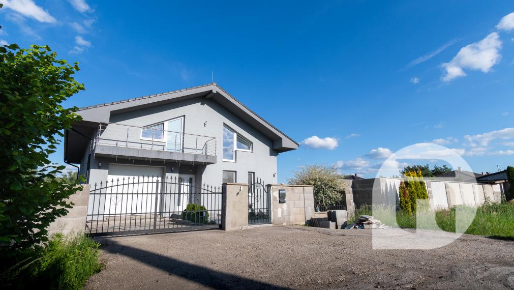 Priestranný 5 izb. Rodinný #Dom + #bazén a #garáž v Malých Levároch, okr. #Malacky