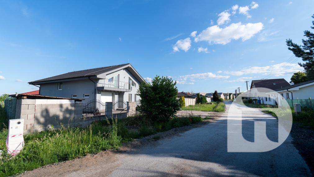 Priestranný 5 izb. Rodinný #Dom + #bazén a #garáž v Malých Levároch, okr. #Malacky