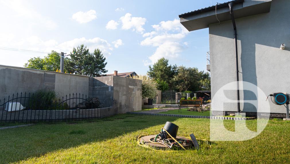 Priestranný 5 izb. Rodinný #Dom + #bazén a #garáž v Malých Levároch, okr. #Malacky