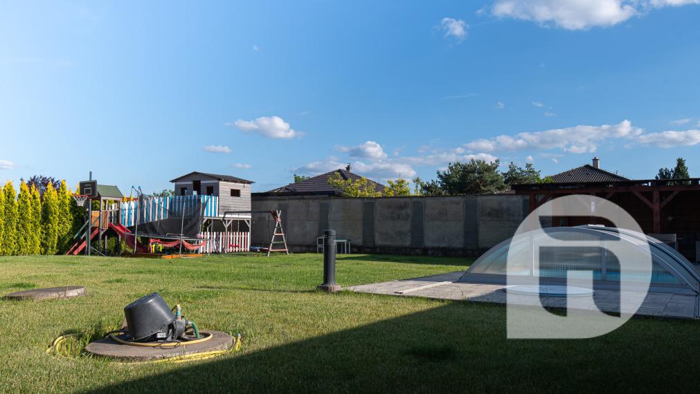 Priestranný 5 izb. Rodinný #Dom + #bazén a #garáž v Malých Levároch, okr. #Malacky