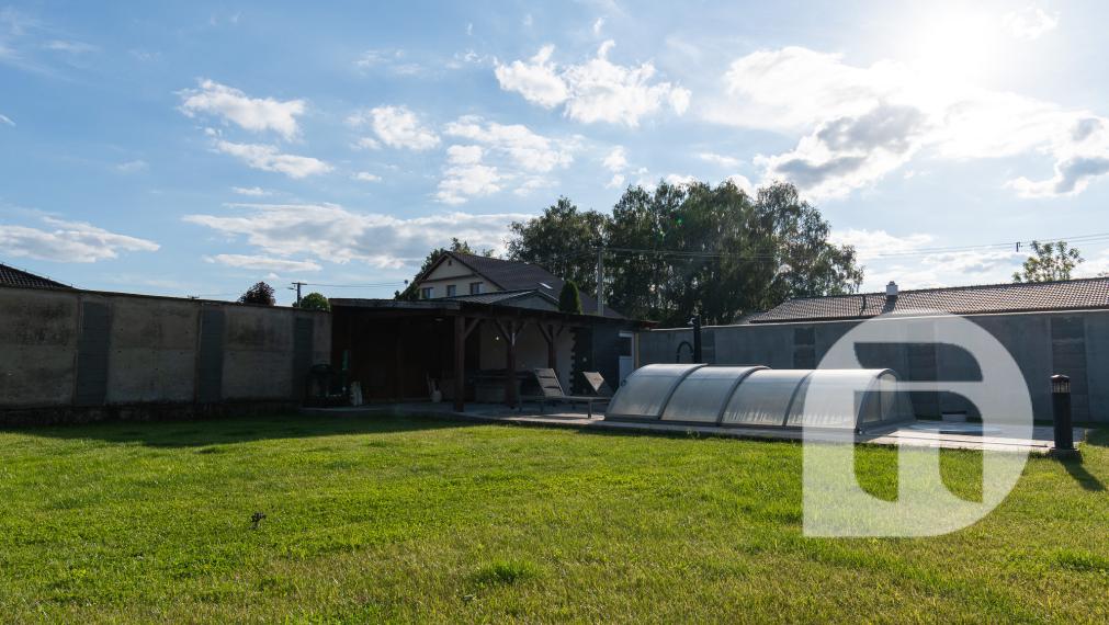 Priestranný 5 izb. Rodinný #Dom + #bazén a #garáž v Malých Levároch, okr. #Malacky