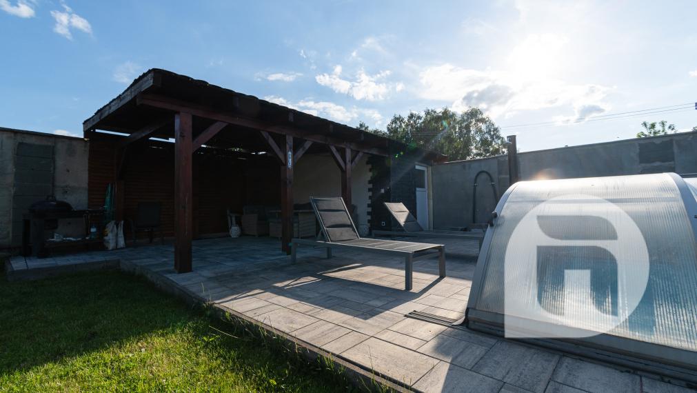 Priestranný 5 izb. Rodinný #Dom + #bazén a #garáž v Malých Levároch, okr. #Malacky