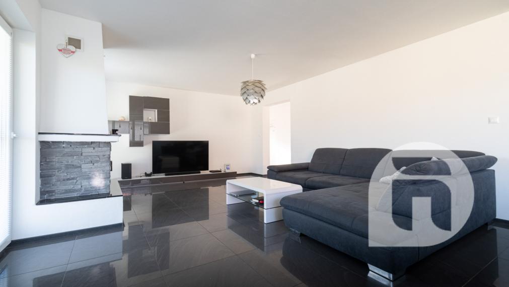 Priestranný 5 izb. Rodinný #Dom + #bazén a #garáž v Malých Levároch, okr. #Malacky