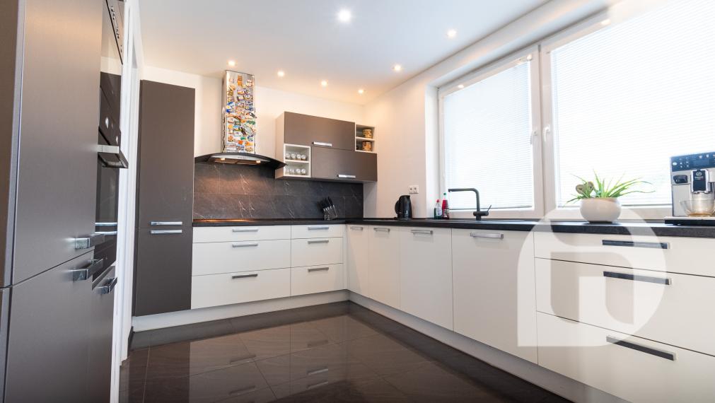 Priestranný 5 izb. Rodinný #Dom + #bazén a #garáž v Malých Levároch, okr. #Malacky