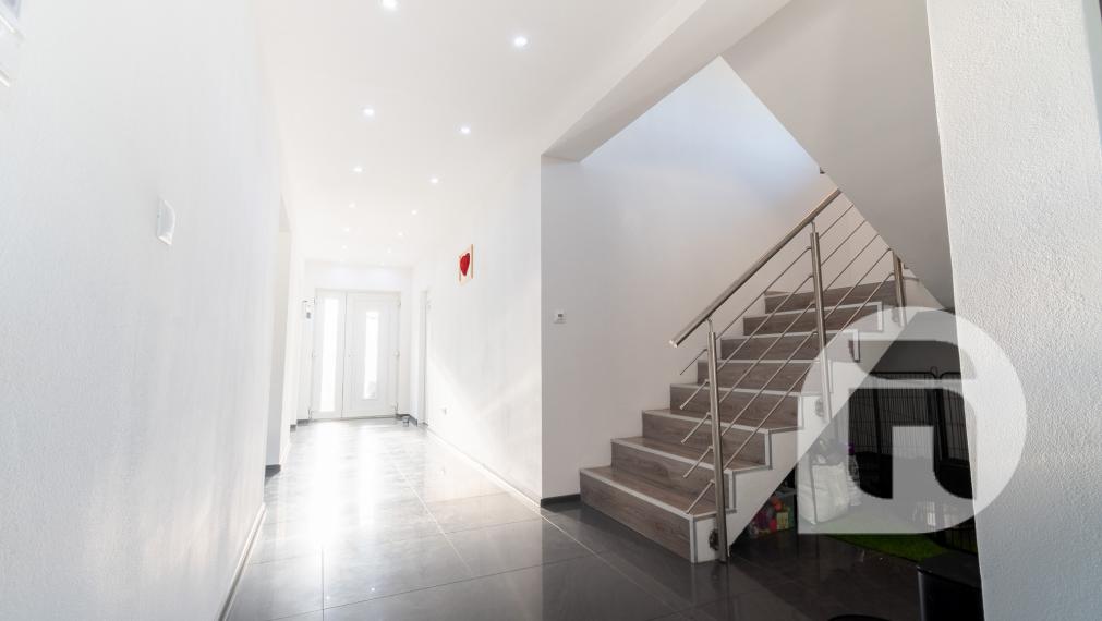 Priestranný 5 izb. Rodinný #Dom + #bazén a #garáž v Malých Levároch, okr. #Malacky