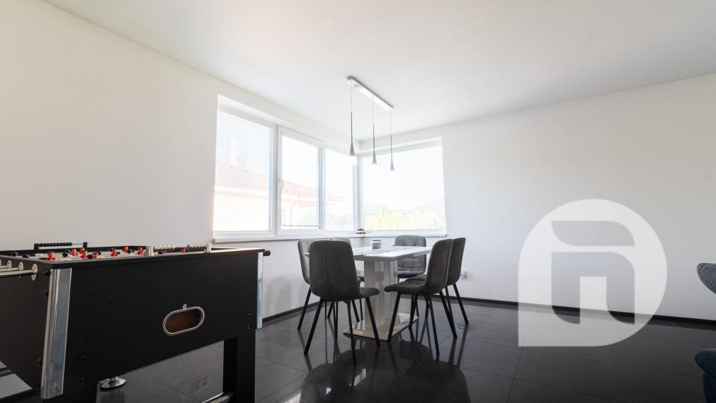 Priestranný 5 izb. Rodinný #Dom + #bazén a #garáž v Malých Levároch, okr. #Malacky