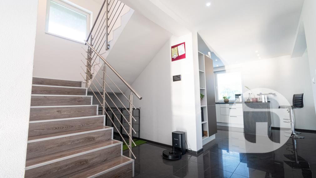 Priestranný 5 izb. Rodinný #Dom + #bazén a #garáž v Malých Levároch, okr. #Malacky