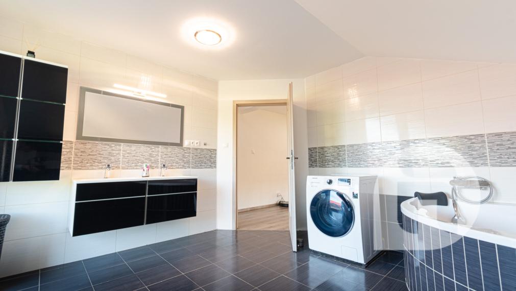 Priestranný 5 izb. Rodinný #Dom + #bazén a #garáž v Malých Levároch, okr. #Malacky