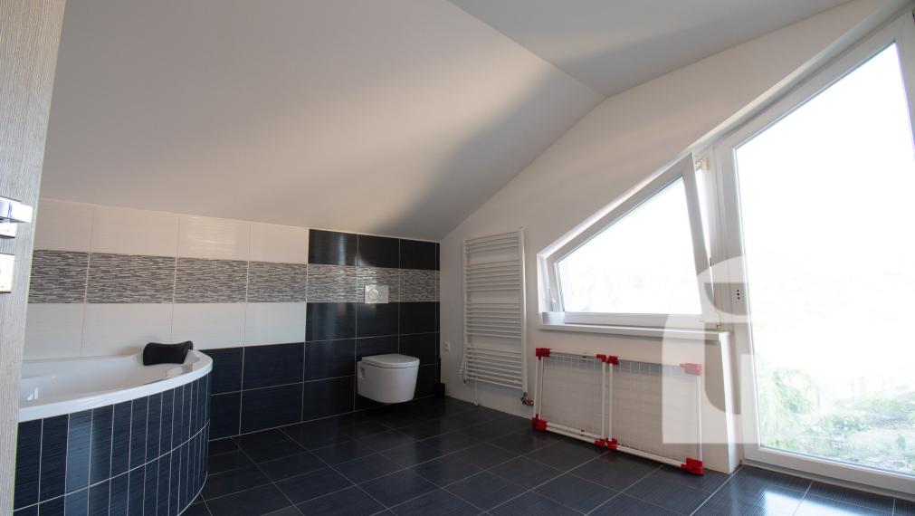 Priestranný 5 izb. Rodinný #Dom + #bazén a #garáž v Malých Levároch, okr. #Malacky