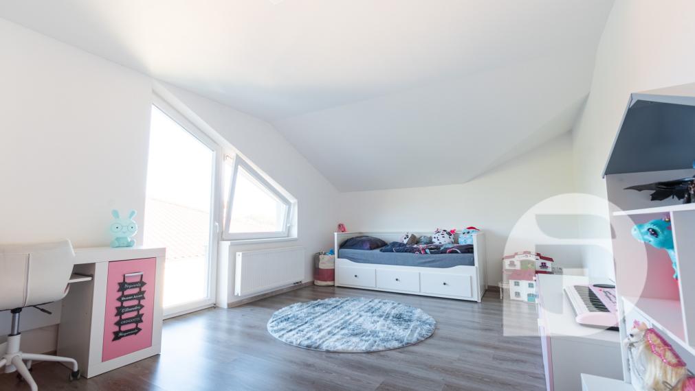 Priestranný 5 izb. Rodinný #Dom + #bazén a #garáž v Malých Levároch, okr. #Malacky