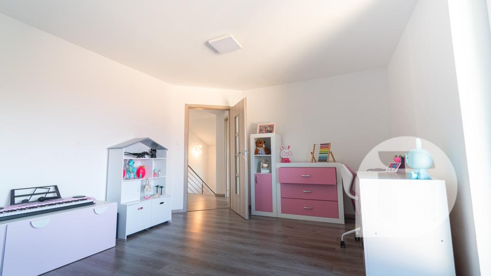 Priestranný 5 izb. Rodinný #Dom + #bazén a #garáž v Malých Levároch, okr. #Malacky