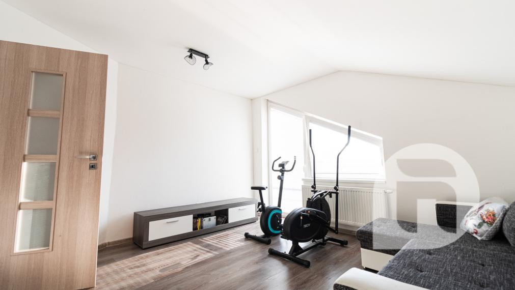 Priestranný 5 izb. Rodinný #Dom + #bazén a #garáž v Malých Levároch, okr. #Malacky