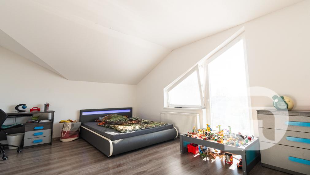 Priestranný 5 izb. Rodinný #Dom + #bazén a #garáž v Malých Levároch, okr. #Malacky