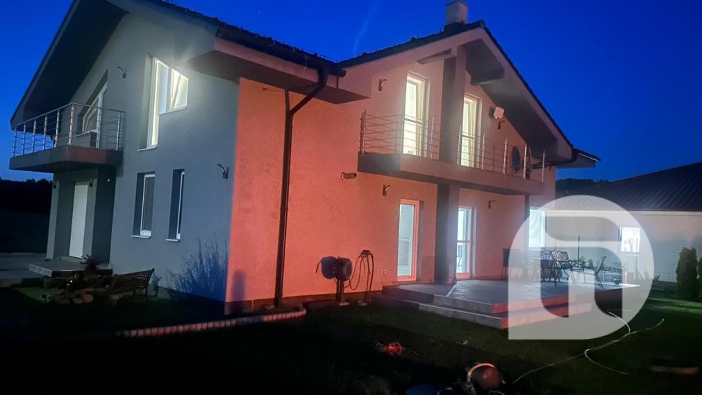 Priestranný 5 izb. Rodinný #Dom + #bazén a #garáž v Malých Levároch, okr. #Malacky