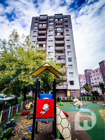 Svetlý 3-izbový byt s loggiou, 12/12 poschodie, Senec – Jesenského