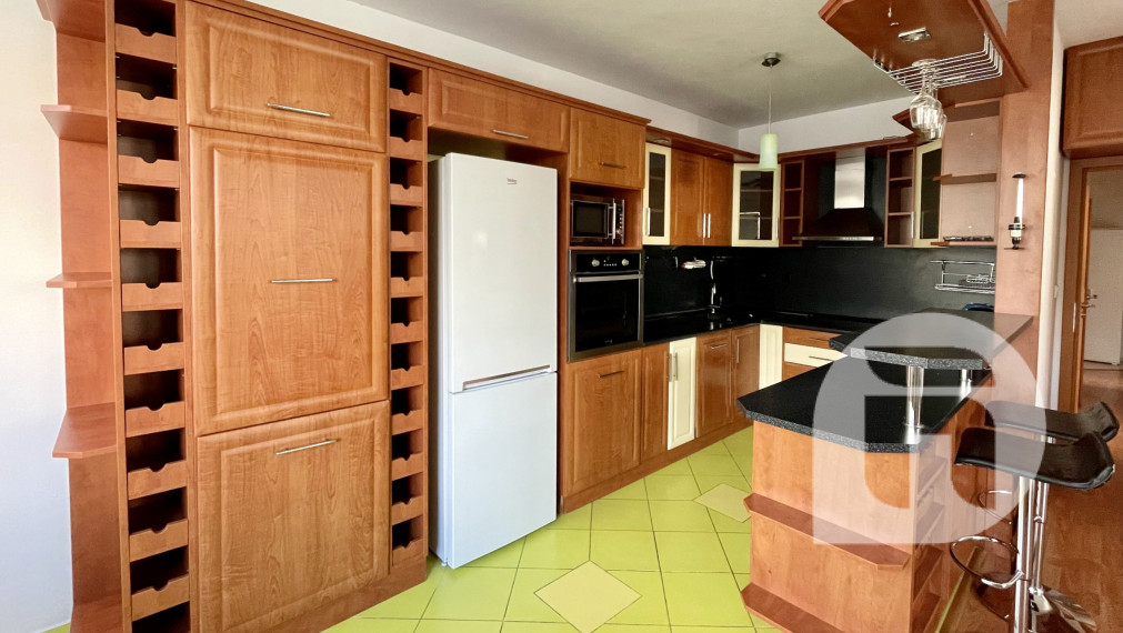 Kompletne zariadený 3-izbový byt s loggiou a garážovým státím v cene