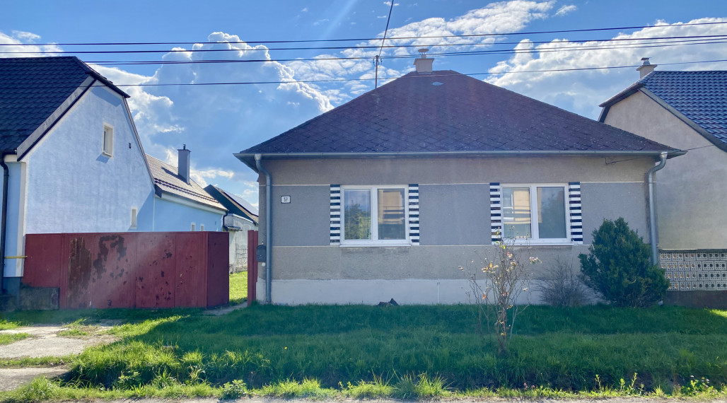 Predstavujeme Vám exkluzívne na predaj 3- izbový rodinný dom po novej rekonštrukcii v obci Kuchyňa (Záhorie) so záhradou o celkovej výmere 985 m2