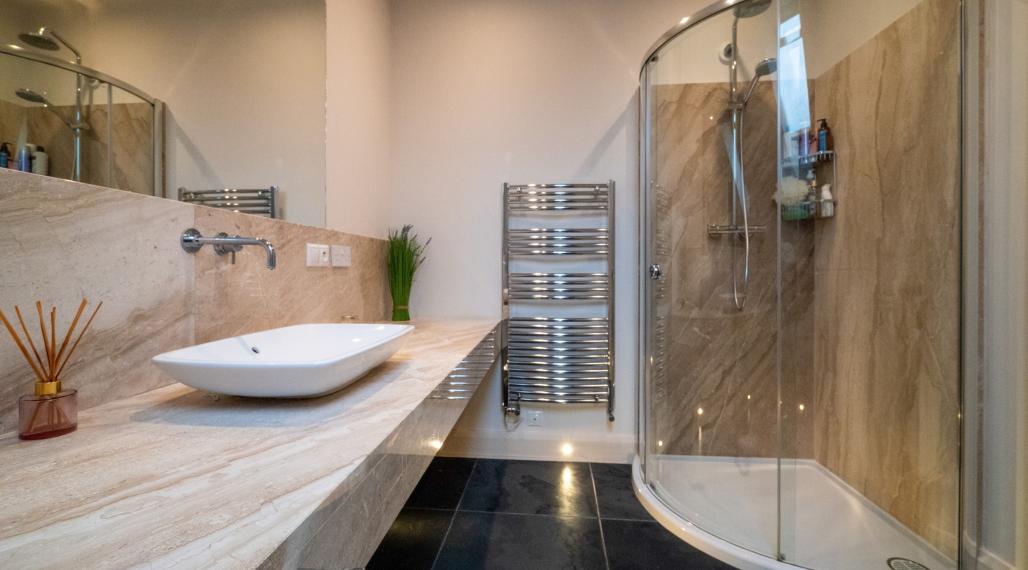 Dom s výhodami rezortu: bazén, vírivka, lounge bar a 7 izieb – Vinodol, Nitra