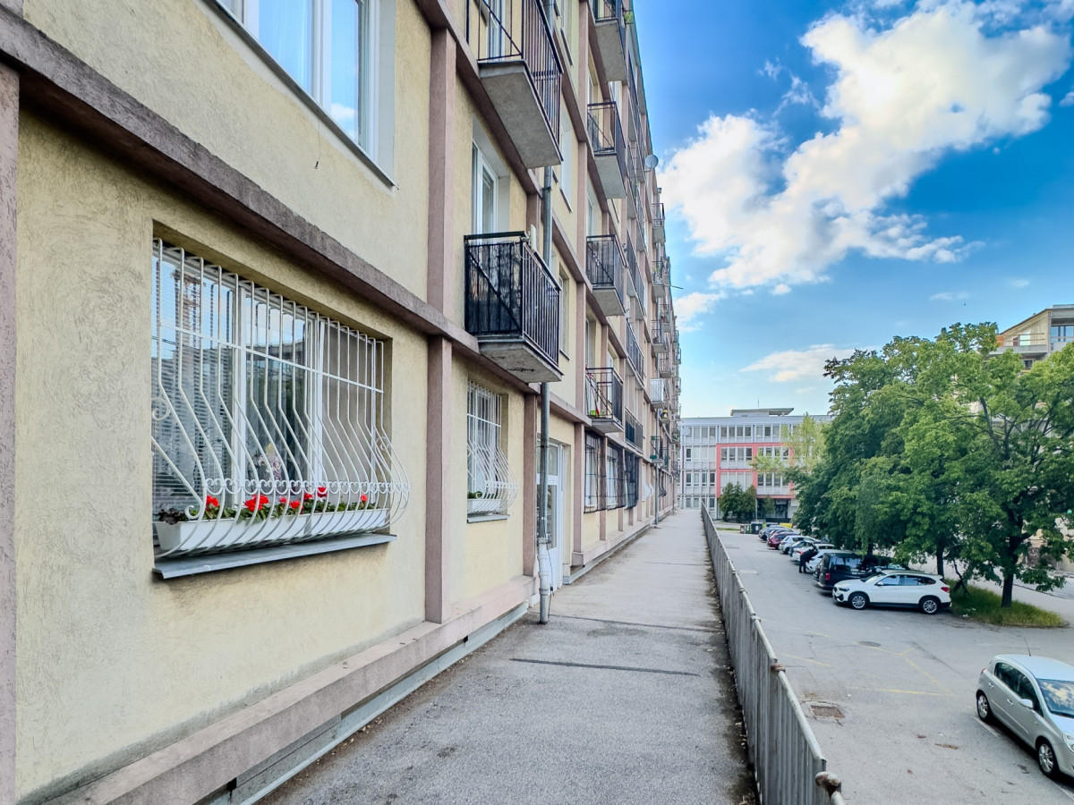 Zrekonštruovaný 2-izbový byt s balkónom a loggiou v Novom Meste – Sibírska, 239 990 €