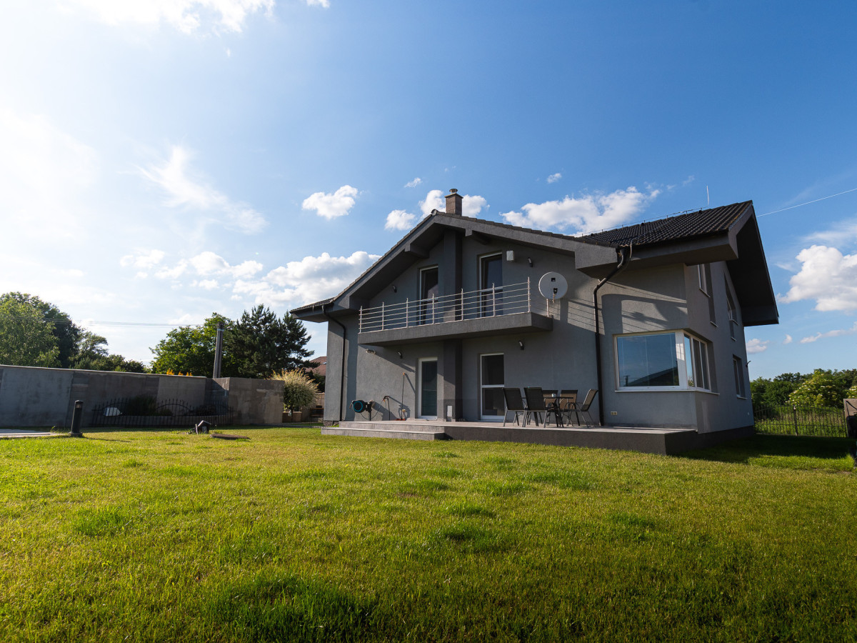 Priestranný 5 izb. Rodinný Dom + bazén a garáž v Malých Levároch, okr. Malacky