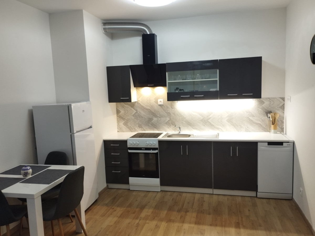 Prenájom 2 izbového bytu s terasou a parkingom - plne zariadený k okamžitému nasťahovaniu Slnečnice BA ForRent