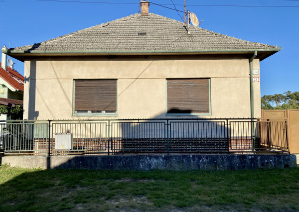 Predstavujeme Vám na predaj starší 3- izbový rodinný dom v obci Lozorno so záhradou - Veterná ulica