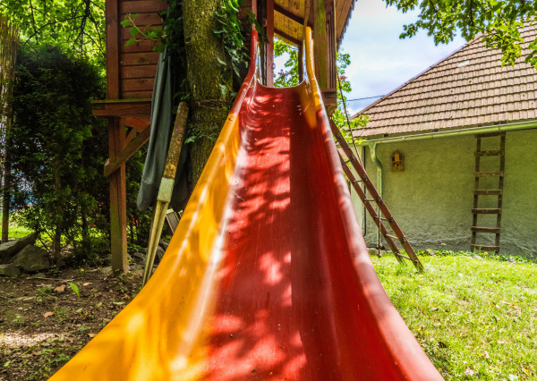 Dom pod lesom s 1 461 m² pozemkom, kde deti majú raj a srnky chodia na dvore