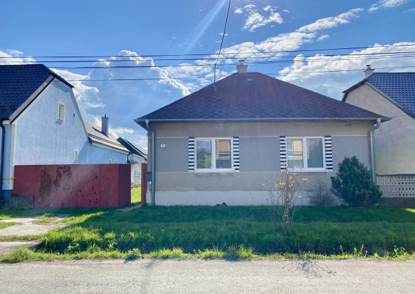 Predstavujeme Vám exkluzívne na predaj 3- izbový rodinný dom po novej rekonštrukcii v obci Kuchyňa (Záhorie) so záhradou o celkovej výmere 985 m2