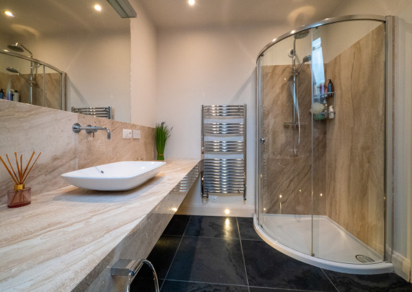 Dom s výhodami rezortu: bazén, vírivka, lounge bar a 7 izieb – Vinodol, Nitra