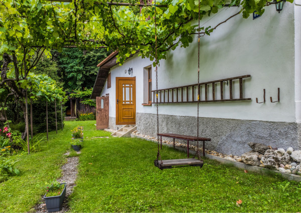 Dom pod lesom s 1 461 m² pozemkom, kde deti majú raj a srnky chodia na dvore