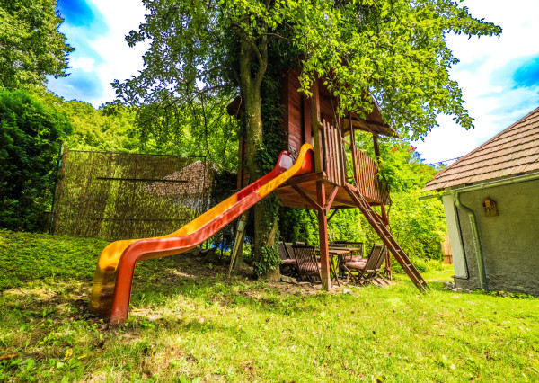 Dom pod lesom s 1 461 m² pozemkom, kde deti majú raj a srnky chodia na dvore