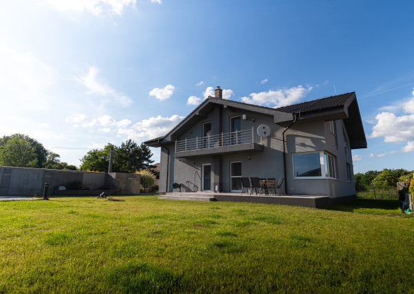 Priestranný 5 izb. Rodinný #Dom + #bazén a #garáž v Malých Levároch, okr. #Malacky