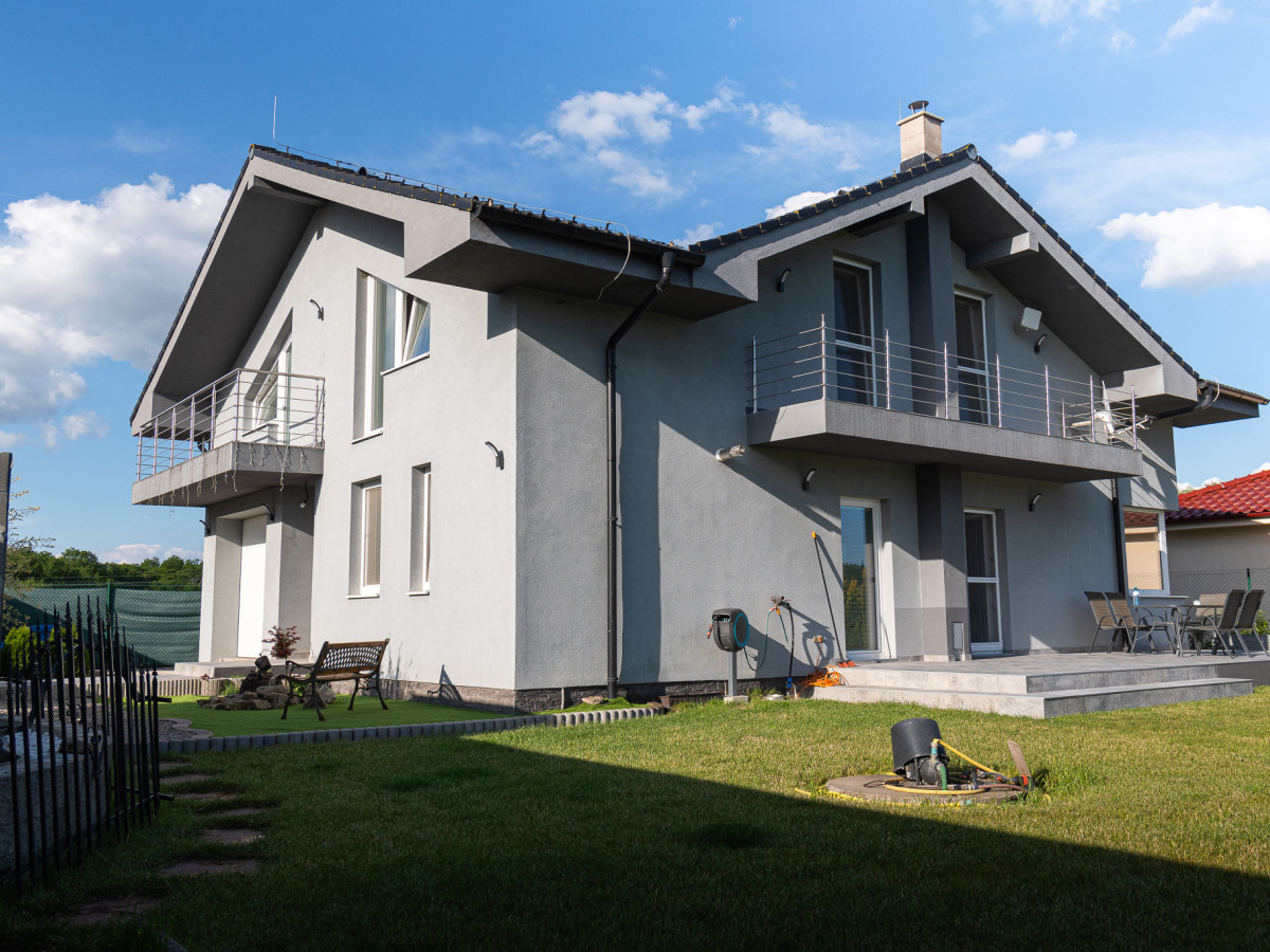 Priestranný 5 izb. Rodinný Dom + bazén a garáž v Malých Levároch, okr. Malacky 2