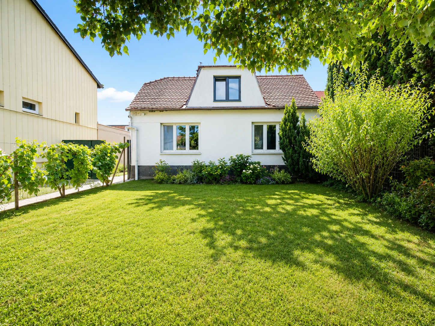 STARŠÍ RODINNÝ DOM S VÝNIMOČNÝM POZEMKOM 1 432 m² V SRDCI GR
